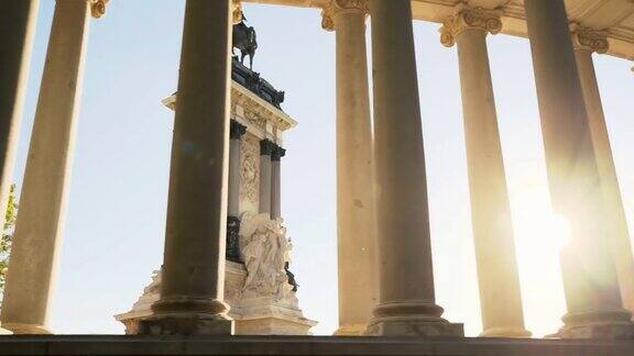 西班牙马德里的帕克德尔雷蒂罗阿方索十二世纪念碑阳光透过柱子高质量4k素材