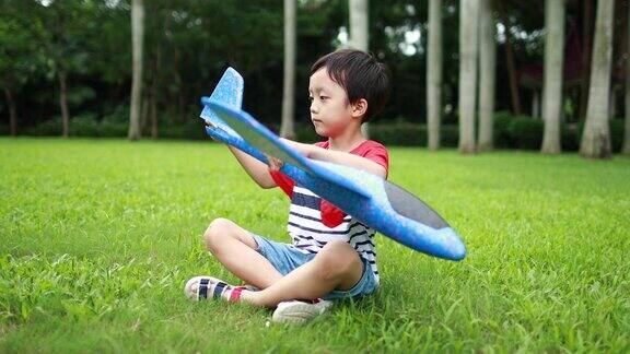 男孩组装飞机模型