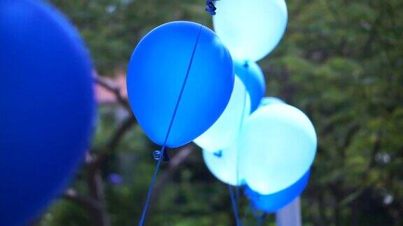 蓝色的派对气球漂浮在户外阳台有趣和明亮的日子庆祝