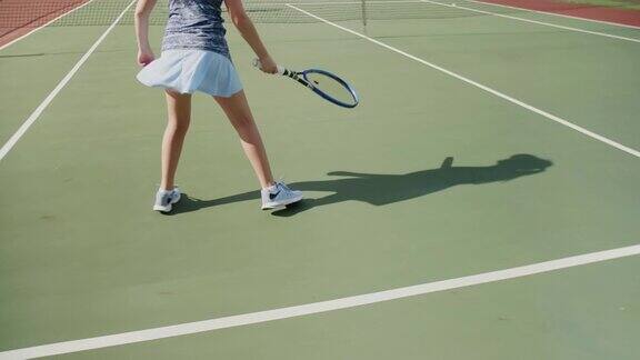 年轻网球运动员在球场上的影子