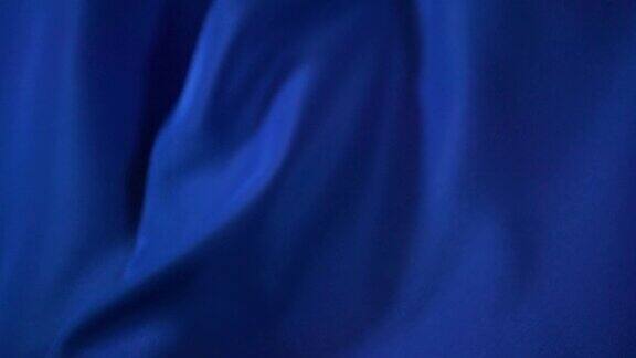 挥舞着蓝色的绸缎