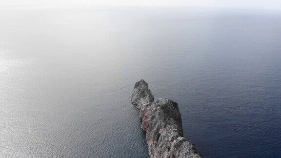 城堡废墟和岩石在海上鸟瞰无人驾驶飞机飞过黑海要塞遗址令人惊叹的自然景观和海景