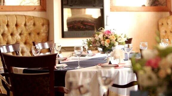 餐厅室内装饰为婚礼或生日用白色和蓝色的颜色在接待和宴会前在咖啡馆的桌子上放上节日的植物或玫瑰