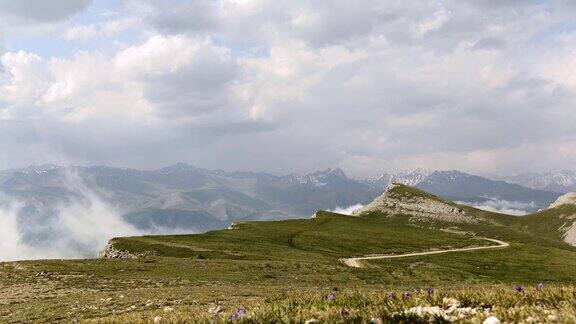 时光飞逝云朵盘旋在高山峭壁上