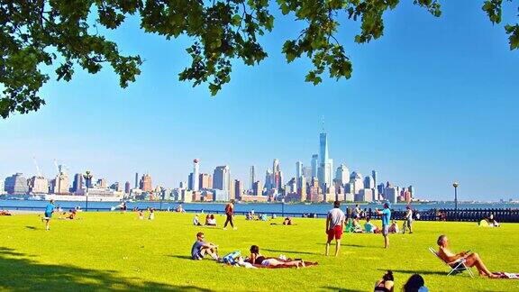 来自新泽西的曼哈顿市中心对外开放的公园绿色的草坪人们在休闲日光浴树