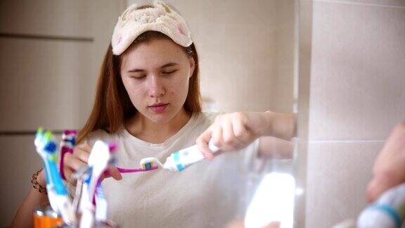 一个年轻的女人在刷牙膏