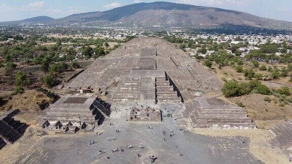 俯视图无人机金字塔Teotihuacán墨西哥在calzadadelosmuertos