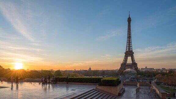 法国巴黎时间间隔4K埃菲尔铁塔和特罗卡德罗花园的城市日出时间间隔