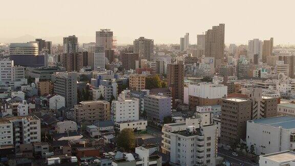 日本城市日落时的鸟瞰图