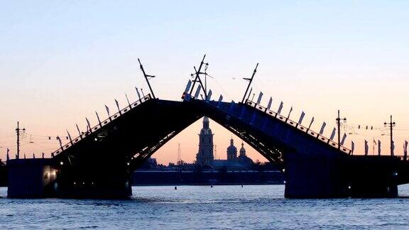 延时拍摄的开放的宫殿桥在彼得和保罗教堂的背景清晨-圣彼得堡俄罗斯