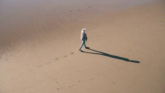 在海滩上散步的女人