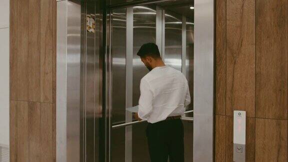 一个年轻商人使用电梯的4k视频