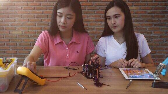 开发机器人的女工程师