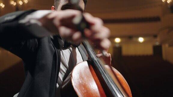 帅哥在老歌剧院现场拉大提琴大提琴手特写在爱乐大厅