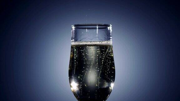 缓慢的运动香槟酒的泡沫从饮料中消失了