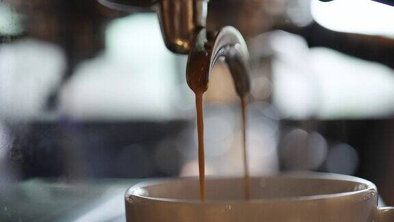 咖啡师在咖啡馆准备咖啡机和冲泡浓缩咖啡