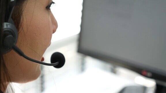 呼叫中心亚洲女性耳机通话