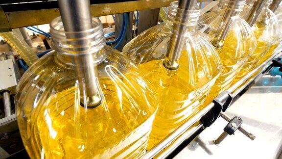 特写镜头工厂设备倒葵花籽油的瓶子在生产线上移动4k