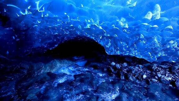镜头-冰岛冰洞下有水流淌