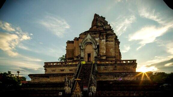 赤地琅塔赤地琅寺的日出与多云的天空和镜头光晕-清迈泰国