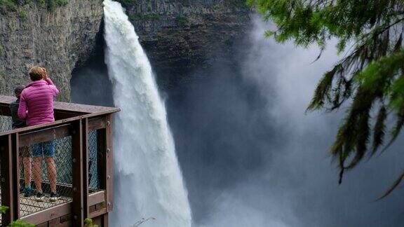 威尔斯·格雷省立公园的大瀑布美景