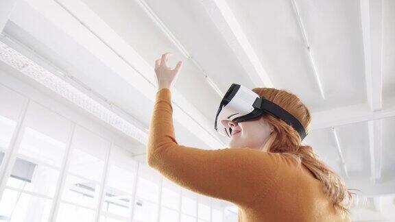 女性专业人士在办公室使用虚拟现实眼镜