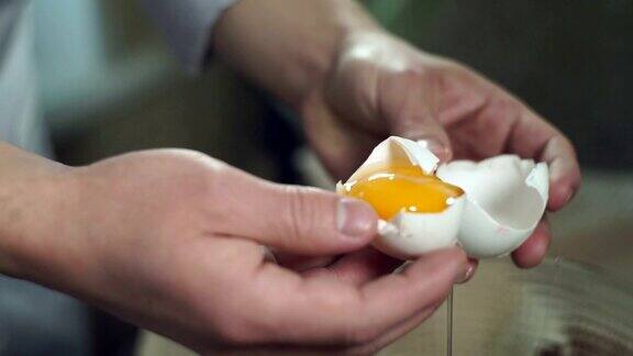 厨师烹饪食物打破鸡蛋特写镜头烹饪食物烘焙原料