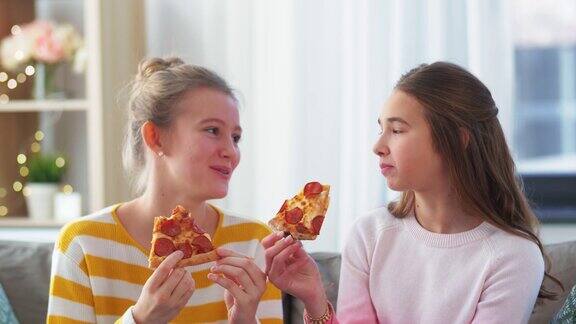 快乐的少女们在家吃外卖披萨