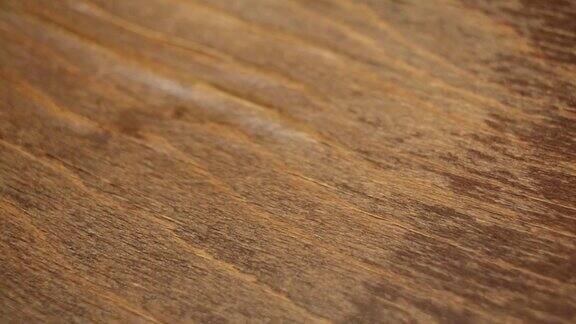 一个美丽的木制表面纹理的滑动镜头