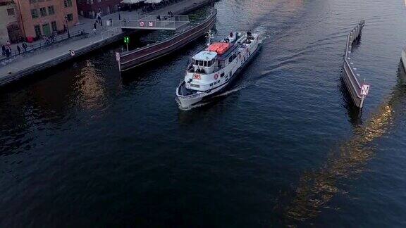 无人机拍摄到河上的游客渡船