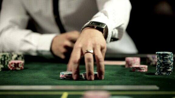赌场、扑克:男人洗牌出了名近距离