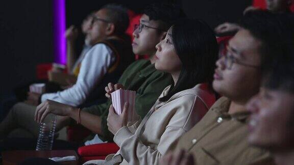 亚裔华人混合年龄段观众观看电影在电影院排排坐欣赏电影