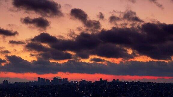 时间流逝日落在多云的天空上方的城市土耳其