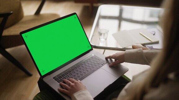 在家工作-彩色键绿色屏幕上的笔记本电脑