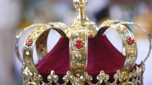 婚礼仪式的教堂属性金冠在祭坛上牧师的属性教堂内部