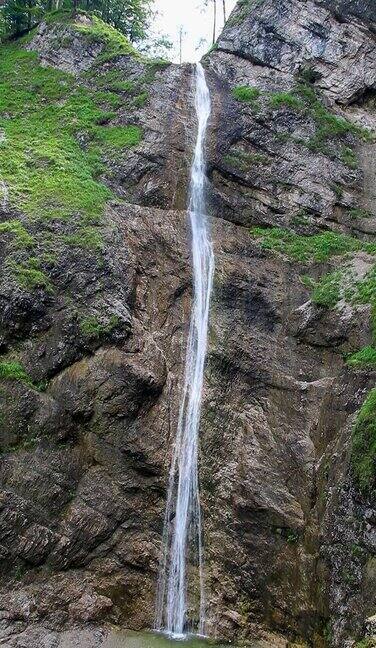 著名的80米高的Nixenfall瀑布在奥地利阿尔卑斯山附近的城市Weissenbach