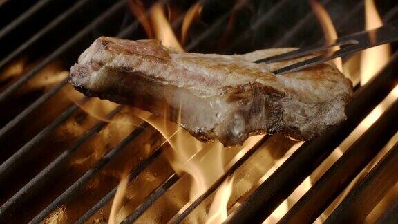 厨师用肉叉在慢动作中翻动猪肉排