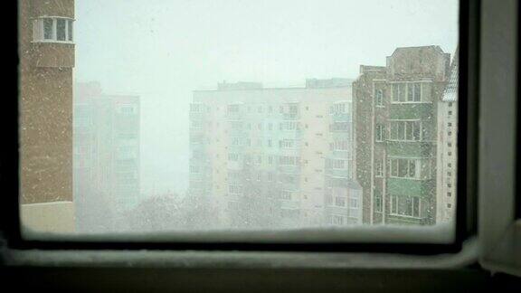 窗外一种强烈的暴风雪景象慢慢地从打开的窗口映入眼帘