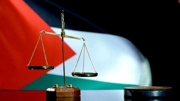 平衡和木槌与巴勒斯坦国旗