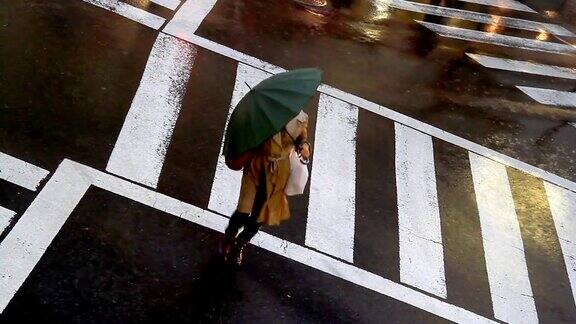 台风期间在街道上的人行横道