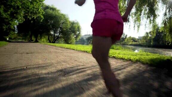 一个年轻的白人女人在河边的公园里慢跑