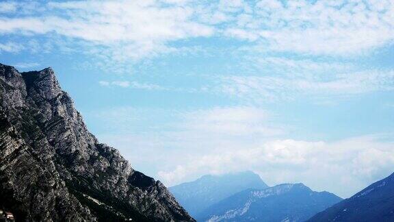 加尔达湖的青山和蓝天