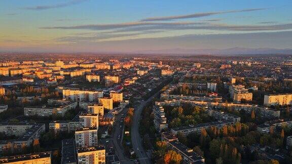 丰富多彩的日出与屋顶城市乌日哥罗德全景外喀尔巴阡乌克兰欧洲
