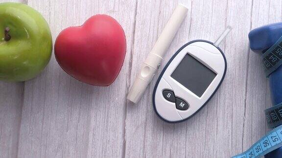 用苹果和哑铃测量糖尿病患者的血糖
