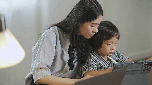 亚洲母亲训练女儿使用现代科技设备的技能