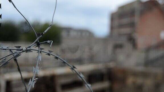 废弃建筑物周围的铁丝网