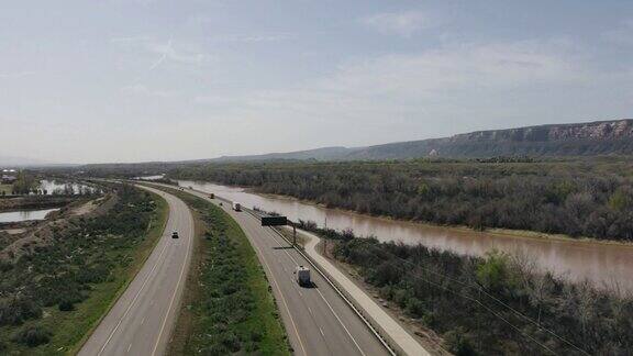 70号州际公路交通半卡车和汽车在西科罗拉多视频系列超薄鸟瞰图