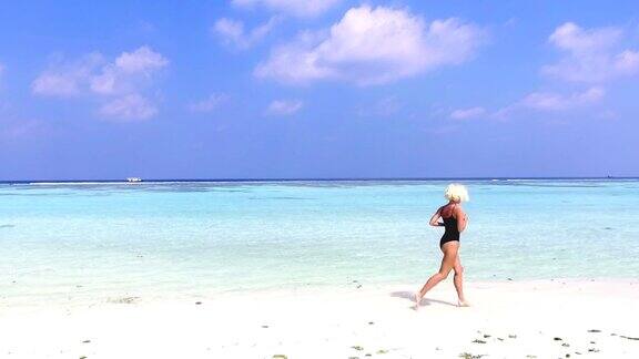 在马尔代夫海滩上一名女子在水中奔跑