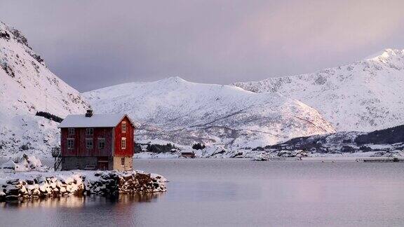 冬季海边的一栋红色小屋