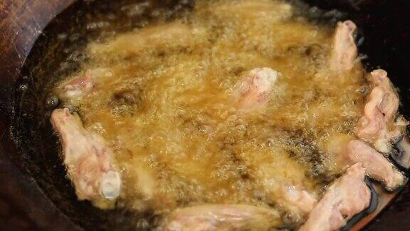 在平底锅中煎炸的鸡肉